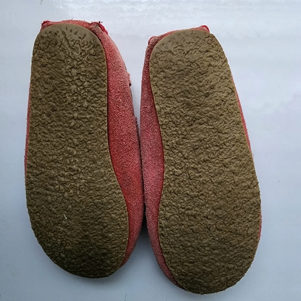 Toddler girls size 8 Minnetonka pink suede moccasins